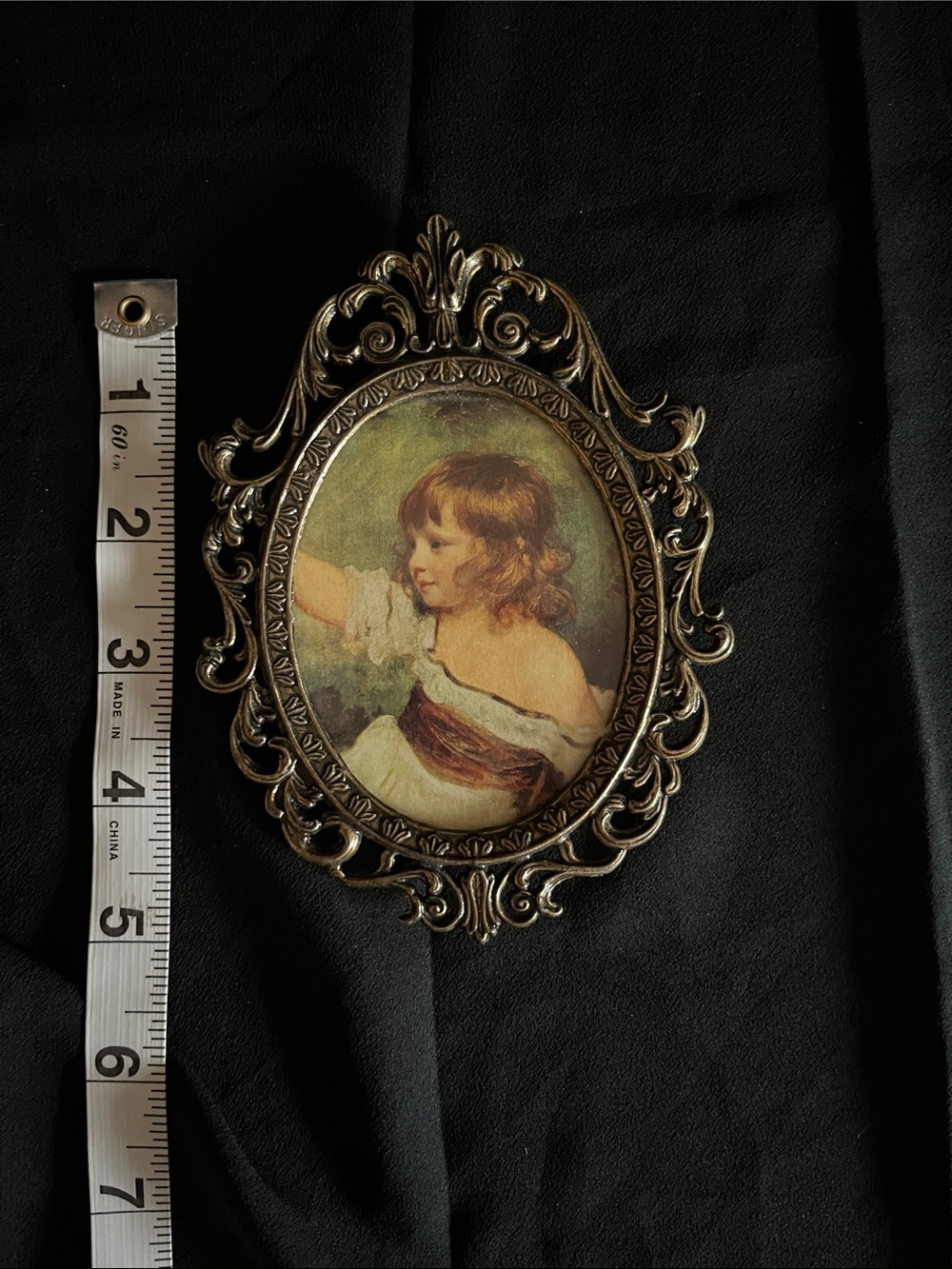 Ornate Vintage-Style Gold Oval Picture Frame